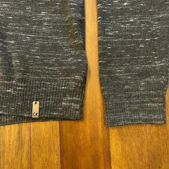 Calvin Klein v neck sweater - Picture 3 of 6